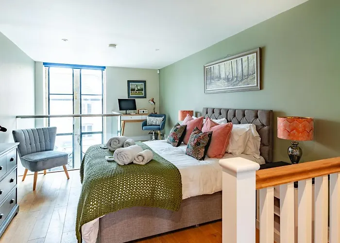 Stylish-Stays The Sanctuary, Stow-On-The-Wold -Luxurious Stylish, Grade II Listed Church Conversion Workspace, Centrally Located