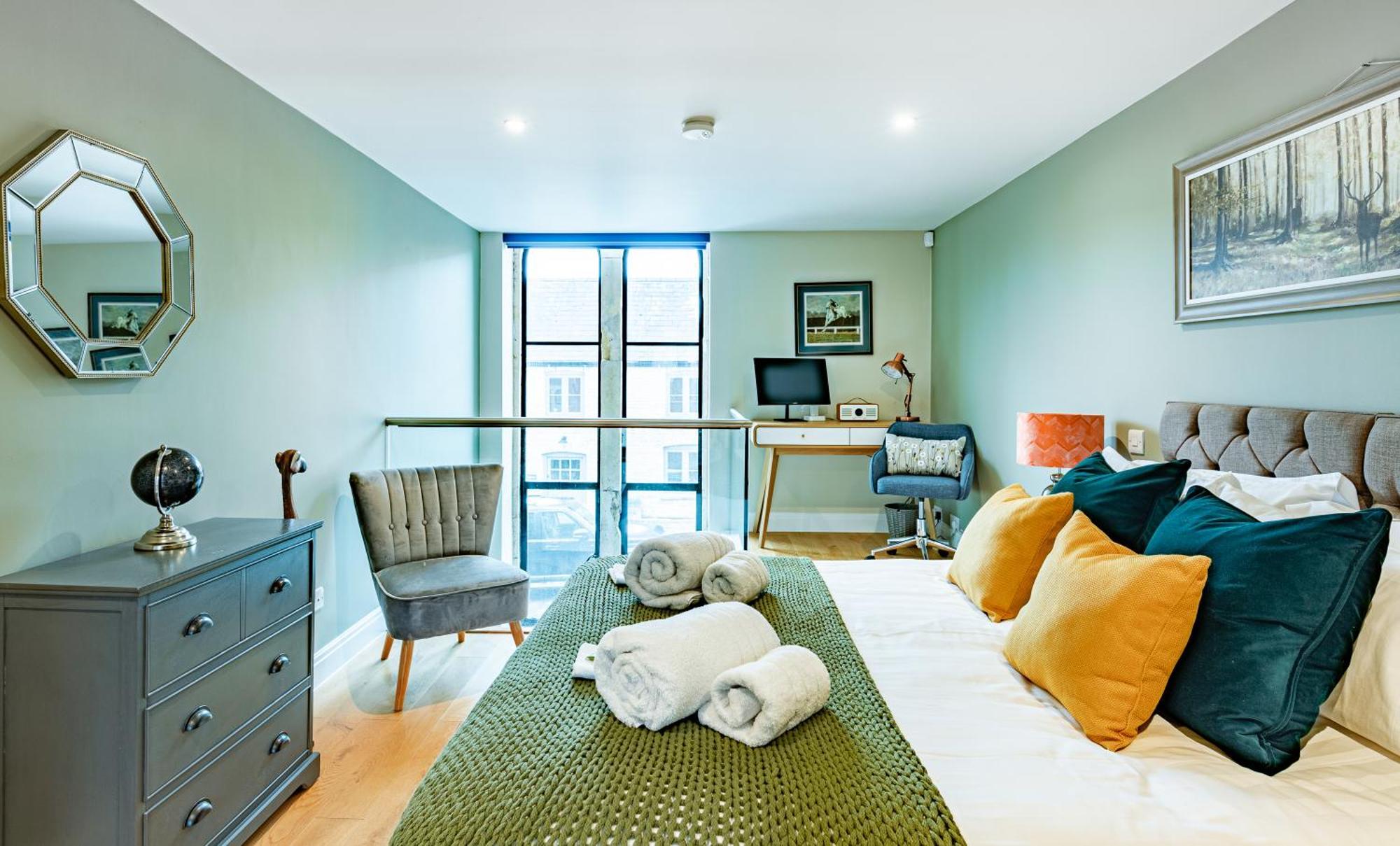 Stylish-stays The Sanctuary, -luxurious Stylish, Grade Ii Listed Church Conversion Workspace, Centrally Located Apartment *