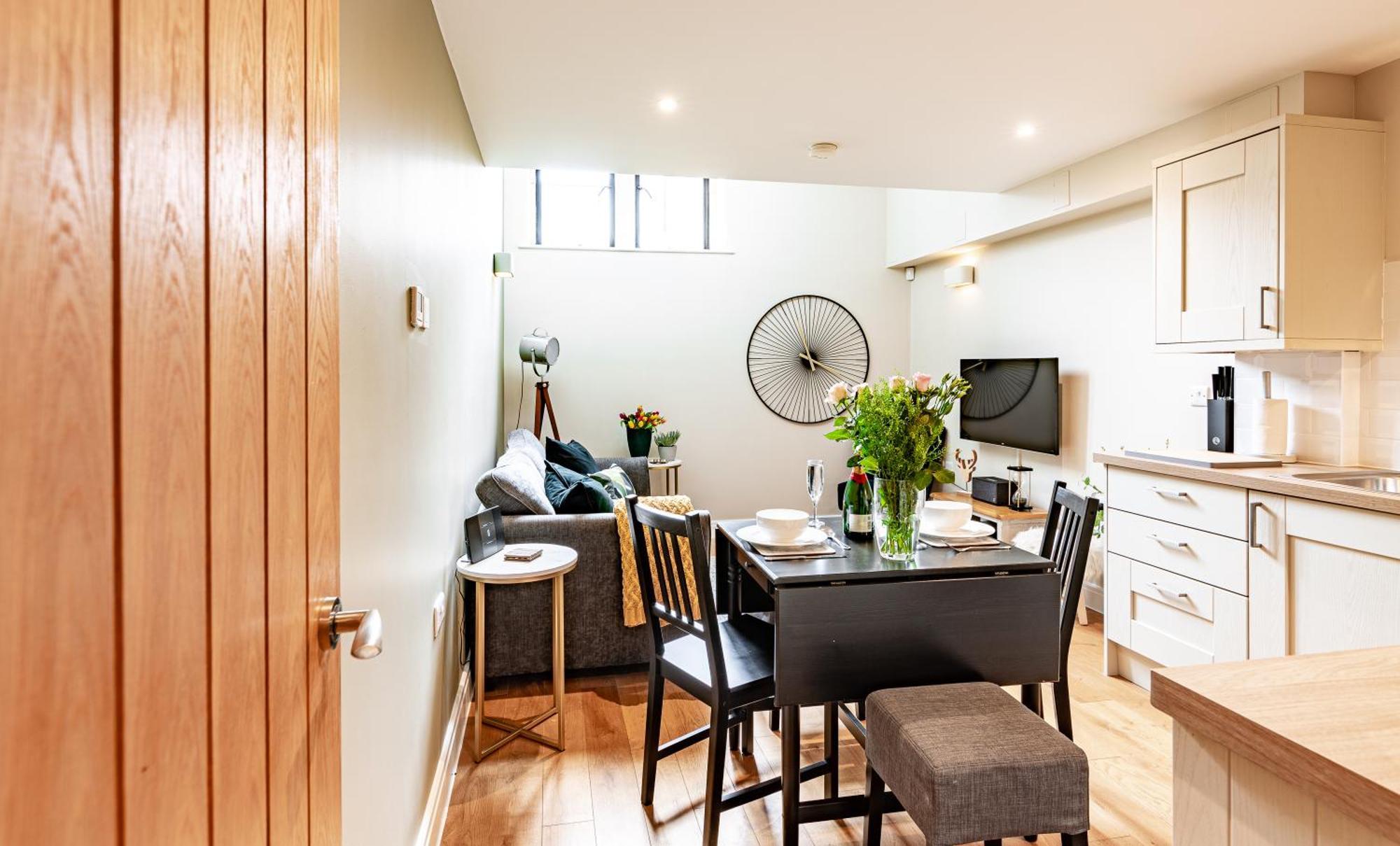 Apartment Stylish-stays The Sanctuary, -luxurious Stylish, Grade Ii Listed Church Conversion Workspace, Centrally Located